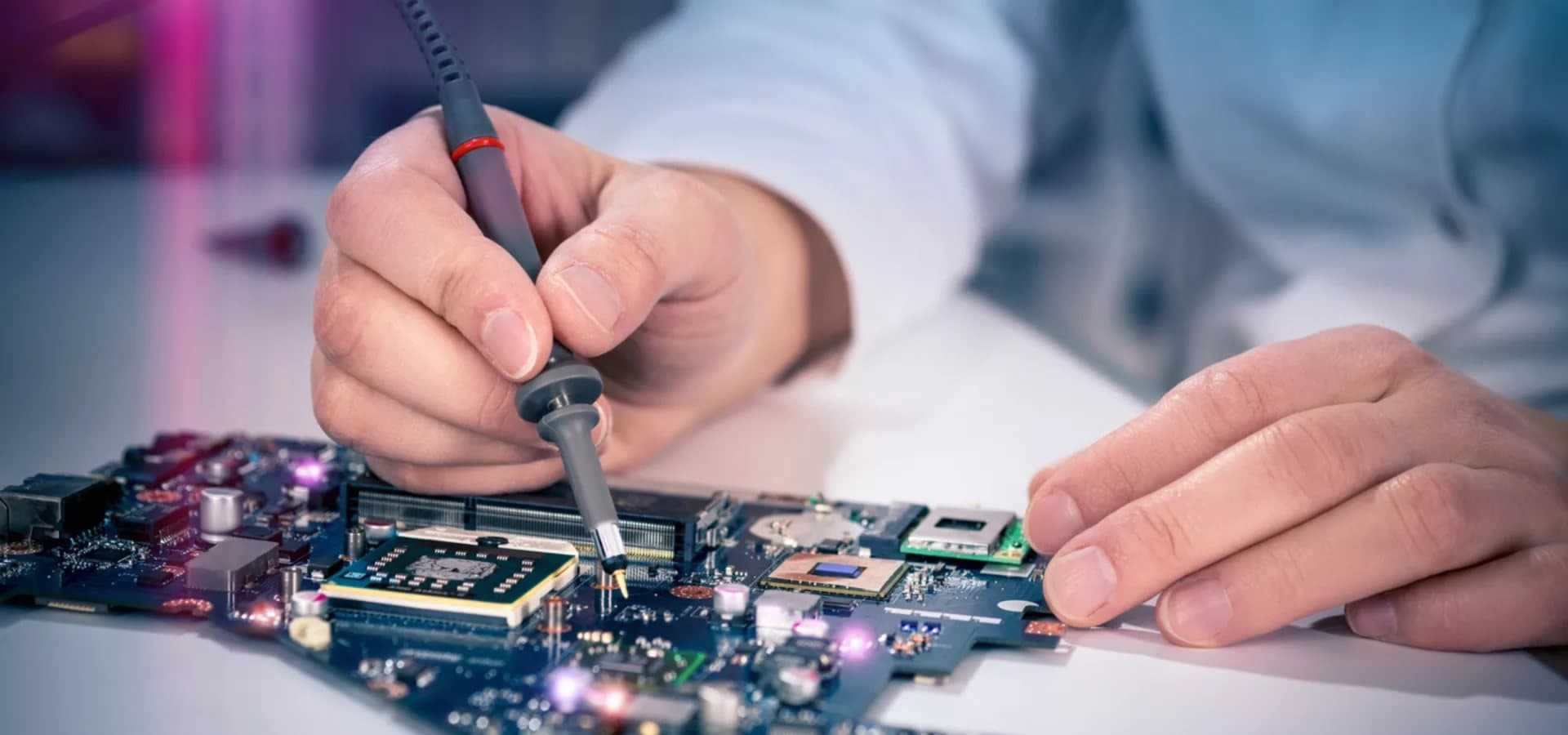 Сервисный мастер за работой